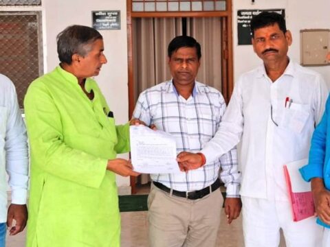 विद्यालयों में बढ़ती चोरी को लेकर डीएम, एसपी को सौंपा ज्ञापन