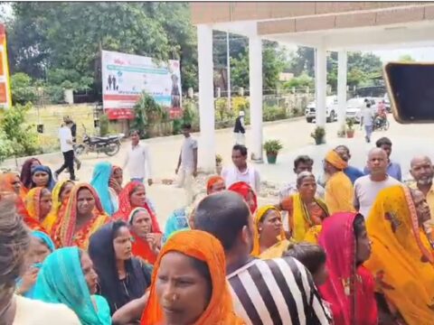 हत्या के विरोध में ग्रामीण सड़को पर उतरे