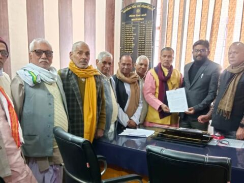 सेवानिवृत्त शिक्षकांें ने सौंपा ज्ञापनः पेंशन समस्याओं के निस्तारण की मांग