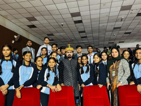 जी वी एम कान्वेंट स्कूल के बच्चों एवं शिक्षकों ने जे कुमार जादूगर के शो का लिये आनंद