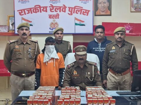 120 शीशी अंग्रेजी शराब जीआरपी ने चेकिंग के दौरान किया बरामद।