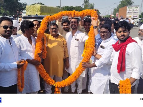 टोल प्लाजा पर सपा नेता विनयशंकर तिवारी का फूल मालाओं के साथ भव्य स्वागत