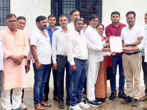 विद्यालयों के युग्मन के विरोध में शिक्षकों ने प्रदर्शन कर बीईओ को सौंपा ज्ञापन