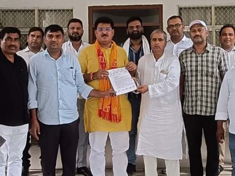 परिषदीय विद्यालयों को मर्ज किये जाने के विरोध में जनप्रतिनिधियों को ज्ञापन