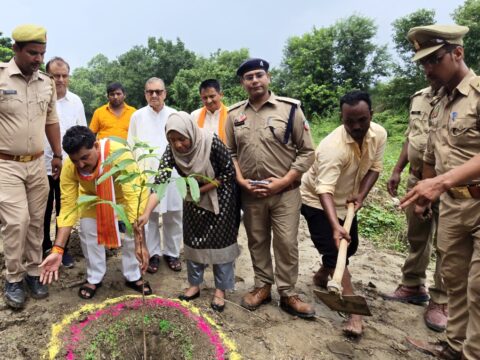 मनवर नदी के तट पर विधायक अजय सिंह ने किया पौधारोपण