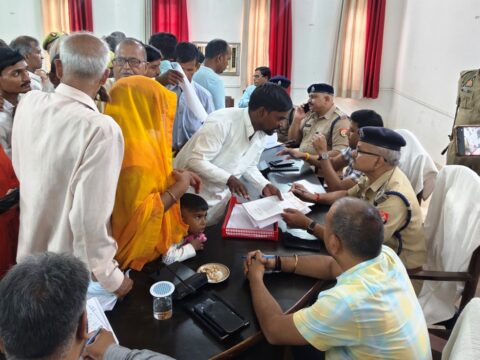 दुष्कर्म के बाद वीडियो वायरल करने की धमकी, अधिकारियों को सौंपा ज्ञापन