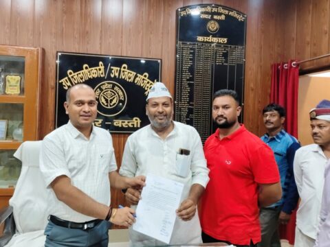 दक्षिण दरवाजा चौकी इंचार्ज पर पिटाई का आरोपः आम आदमी पार्टी नेता ने सौंपा पत्र