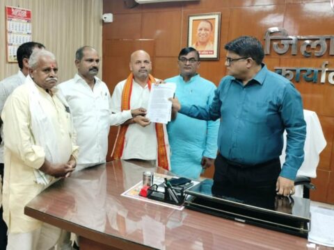 भेलमापुर गन्ना क्रय केंद्र को बनाये रखने की मांग को लेकर भाजपा नेता सुदामा ने डीएम को सौंपा ज्ञापन