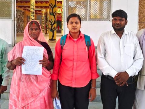 चपरासी के अपहरण का आरोपः पत्नी ने डीएम से लगाया न्याय की गुहार:आमरण अनशन 9 से