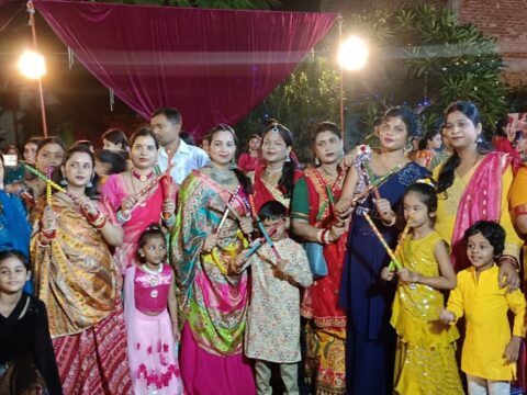 दिल्ली पब्लिक सीनियर स्कूल और यूरो किड्स प्री स्कूल के प्रबंधक अमर मणि पाण्डेय ने दीप प्रज्ज्वलित कर माता की आराधना करके कार्यक्रम का किया शुरुआत