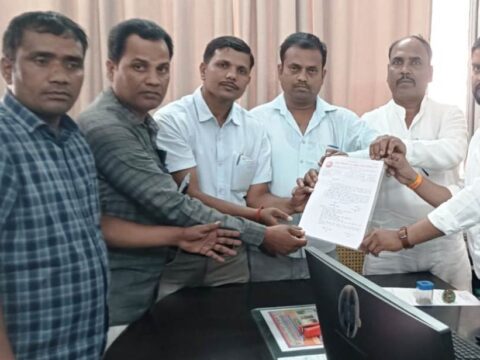 सफाईकर्मी के हत्यारांें के गिरफ्तारी की मांगः संघ ने डीएम, एसपी को सौंपा पत्र, दिया आन्दोलन की चेतावनी