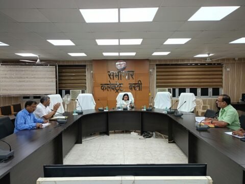 चीनी की उपलब्धता और वितरण व्यवस्था को लेकर डीएम ने दिए सख्त निर्देश