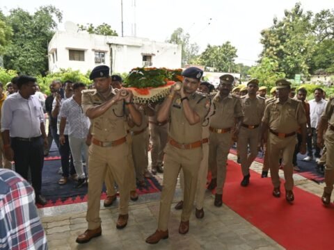 पुलिस लाइन में नम आंखों से दी गई थानाध्यक्ष सूर्य प्रकाश सिंह को अंतिम विदाई
